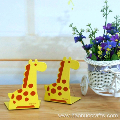 Creative student books on bookshelves giraffes iron bookends